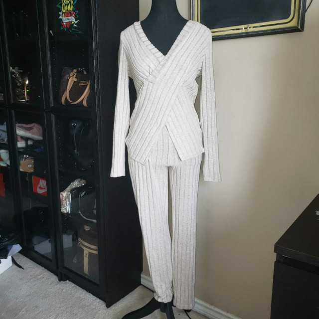 New 2 Piece Matching Set womens size small beige top pants in Other in Mississauga / Peel Region - Image 3