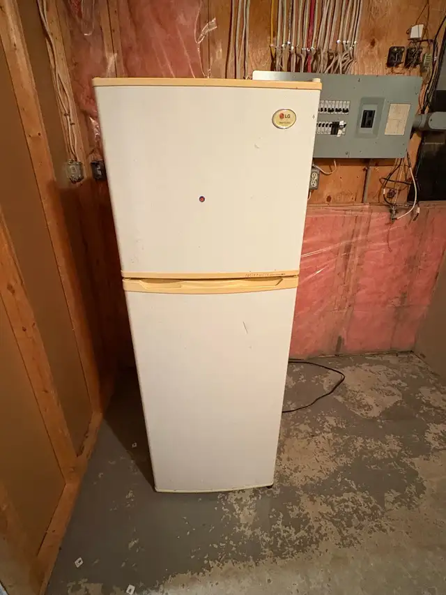 LG GR 282R fridge in Refrigerators in Kitchener / Waterloo - Image 2