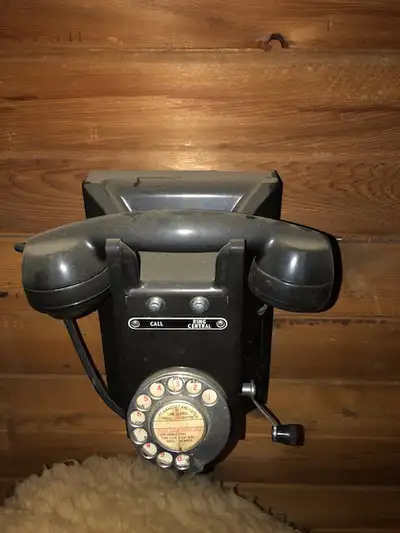 Vintage antique telephone $100, no parts missing, exc condition