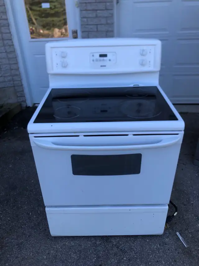 white electtic stove range oven can deliver  in Stoves, Ovens & Ranges in Mississauga / Peel Region - Image 3