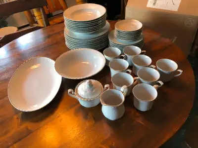 Set de vaisselle (bordure dorée), View more