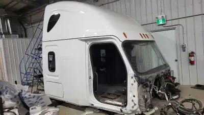 selling 2018-2025 freightliner Cascadia cab. , View more