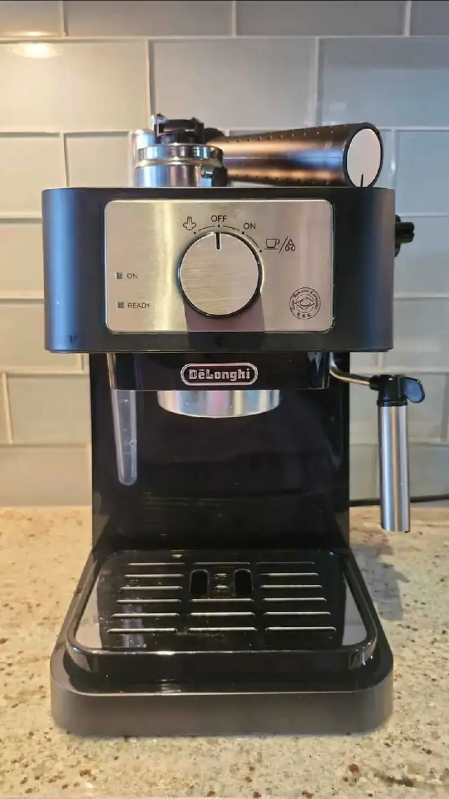 DeLonghi Espresso Machine in Coffee Makers in Mississauga / Peel Region - Image 2