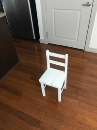 Little Kids chair white ! In Great condition!