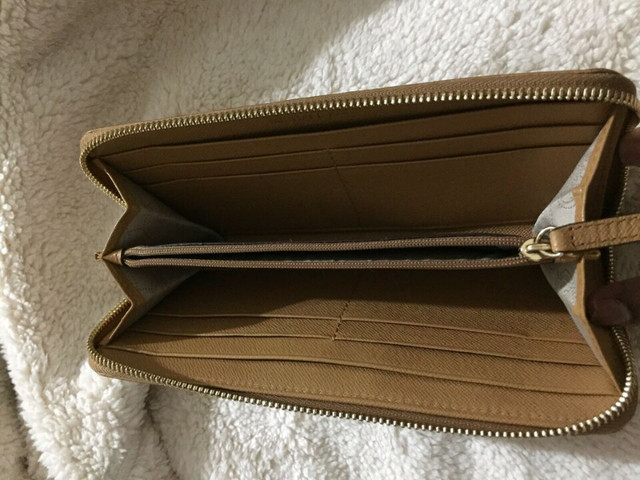 Selling Michael Kors wallet in Women's - Bags & Wallets in Oshawa / Durham Region - Image 3