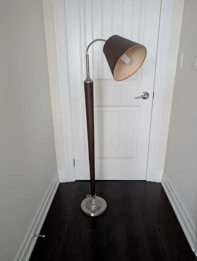 Floor lamp in Indoor Lighting & Fans in Mississauga / Peel Region - Image 3