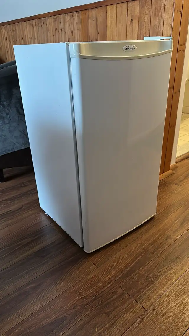 petit frigo / small fridge  in Refrigerators in Laurentides - Image 2