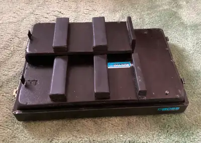 I made this pedalboard about 45 years ago from an old sewing machine case, so it’s very solid (stron...
