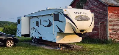 Very clean and spacious 5th wheel. Perfect for a family... There is a top sleeping area with queen b...