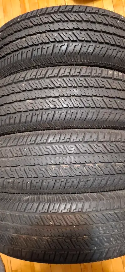 4 très bon pneus pour plusieurs hiver 9/32 restant 95 les 4
