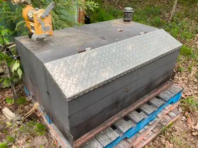 Approx. 200L transfer tank. Attached tool box. Comes with 12V pump, filter and hose.