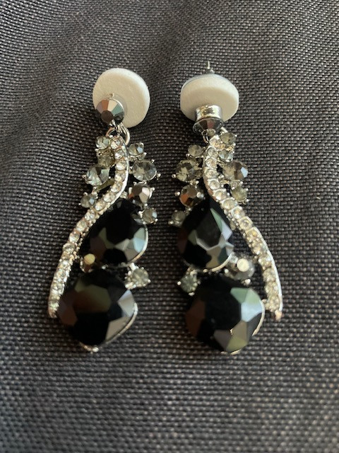 ***Brand New***Rhinestone & Black Stone Drop Earrings in Jewellery & Watches in Burnaby/New Westminster