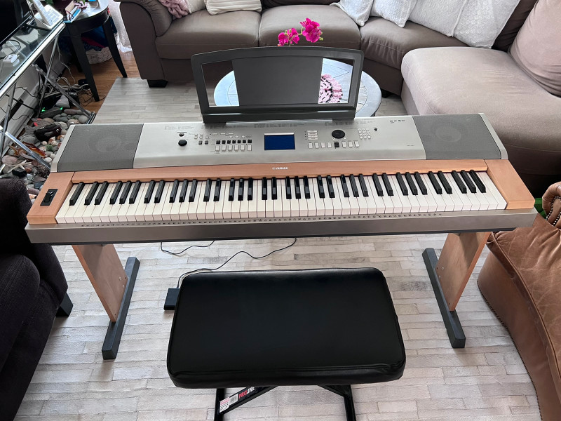 PORTABLE GRAND PIANO Yamaha YPG635 88Key Stand, Pedal Pianos
