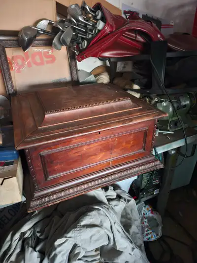 0B0.   PRICE Vintage music box with 12 metal records, View more