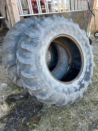 Vieux pneus tracteur pour décoration ou autres 