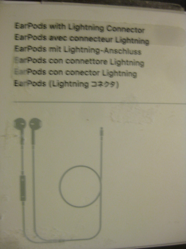 Apple Earpods with Lightning Connector. Remote Mic. Vol Control in Headphones in Mississauga / Peel Region - Image 4