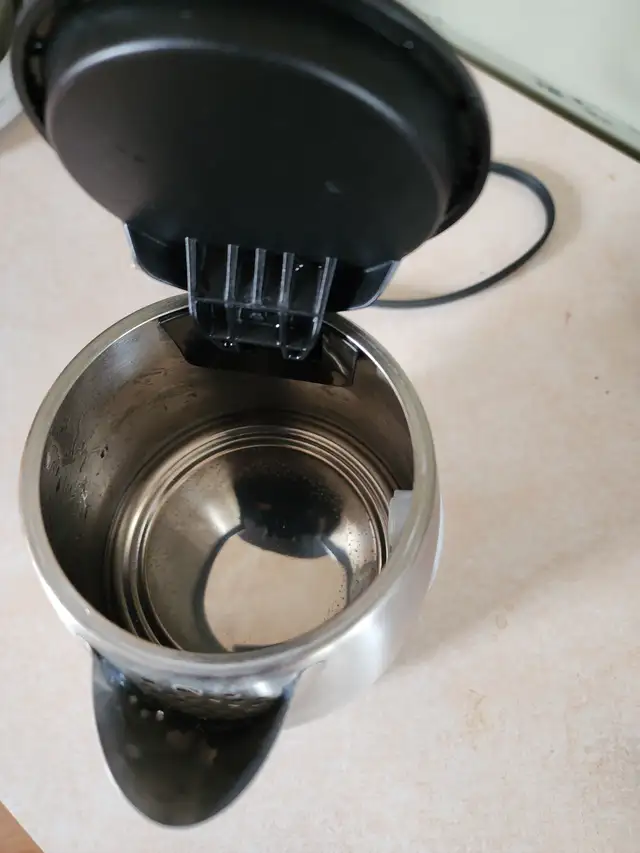 Hamilton Beach 1L Stainless Steel Kettle For Sale in Coffee Makers in Red Deer - Image 4