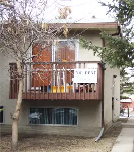 4 bedroom half-duplex unit in Albert Park 2 bathrooms Finished basement Clean, large Has stove, frid...