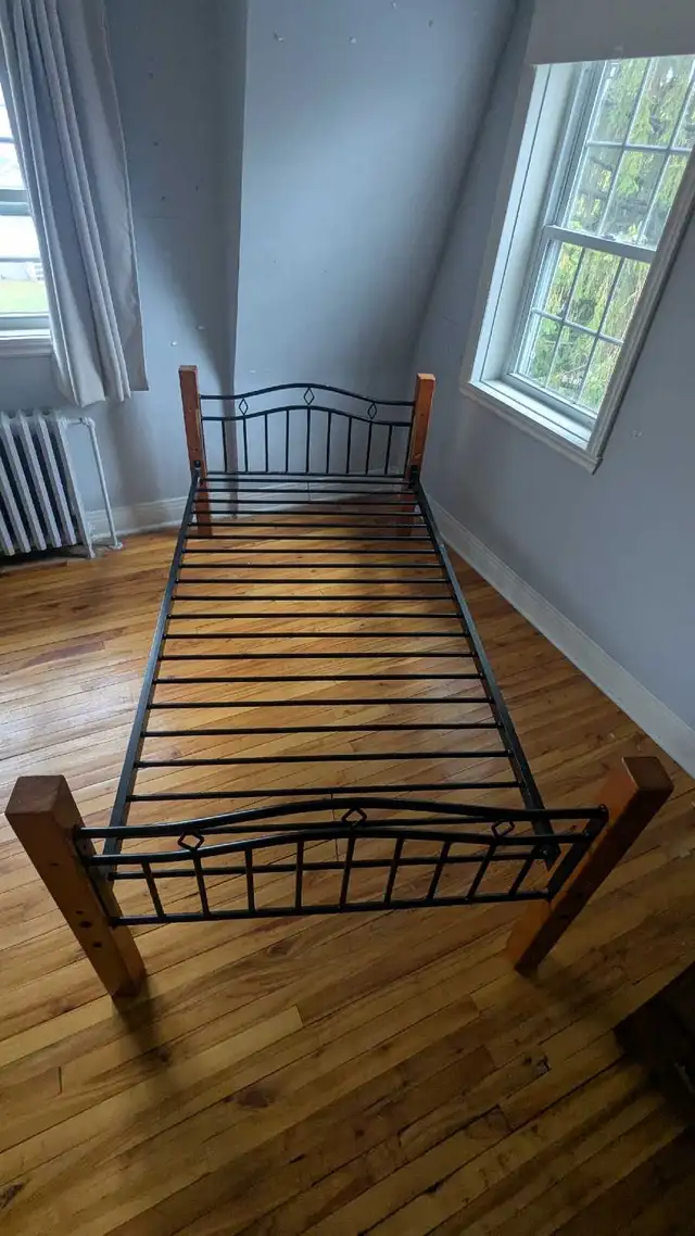 Base de lit simple in Beds & Mattresses in Laurentides - Image 3