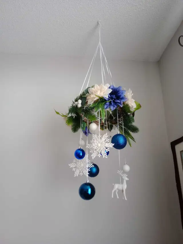 Christmas Floral Chandelier in Holiday, Event & Seasonal in Mississauga / Peel Region - Image 2