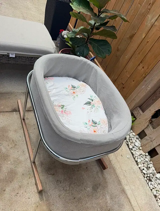 Baby Bassinet rocker in Playpens, Swings & Saucers in Mississauga / Peel Region - Image 2