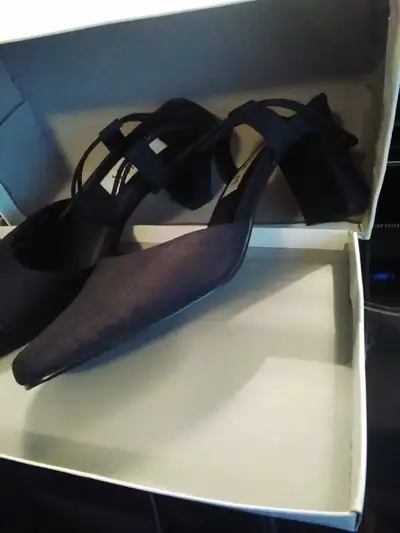 《 Ladies Size 7 1/2 Shoes 》, View more