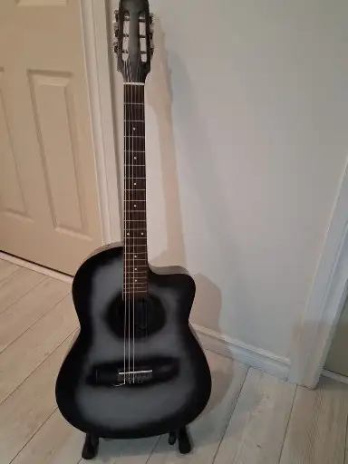 guitare classique 4\4 in Guitars in Lanaudière - Image 2
