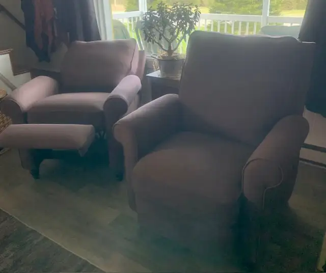 2 fauteuils inclinables bruns. in Chairs & Recliners in Thetford Mines - Image 3