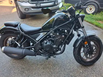 Has approximately 500kms on it Practicality brand new Selling as I am wanting to buy a truck Did a s...