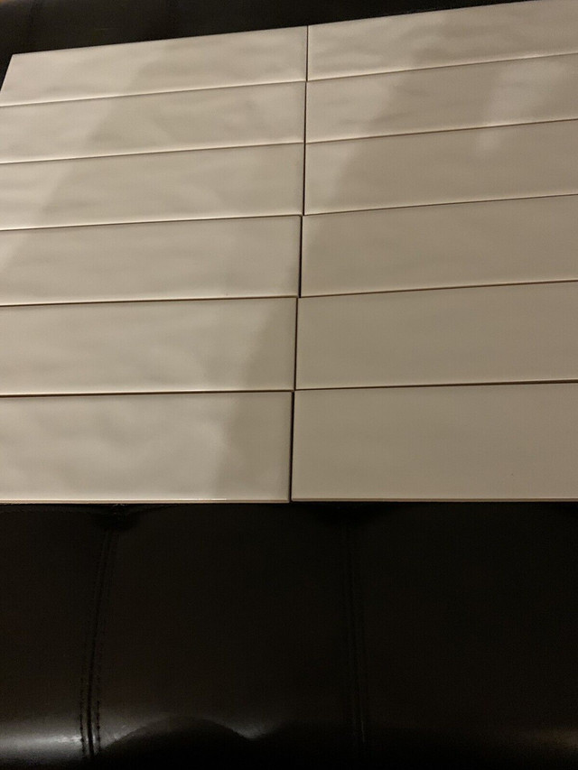 White backsplash tiles  dans Planchers et murs  à Ville de Montréal