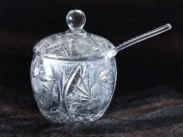 vintage pinwheel bowl with cover and laddle in Home Décor & Accents in City of Montréal - Image 3