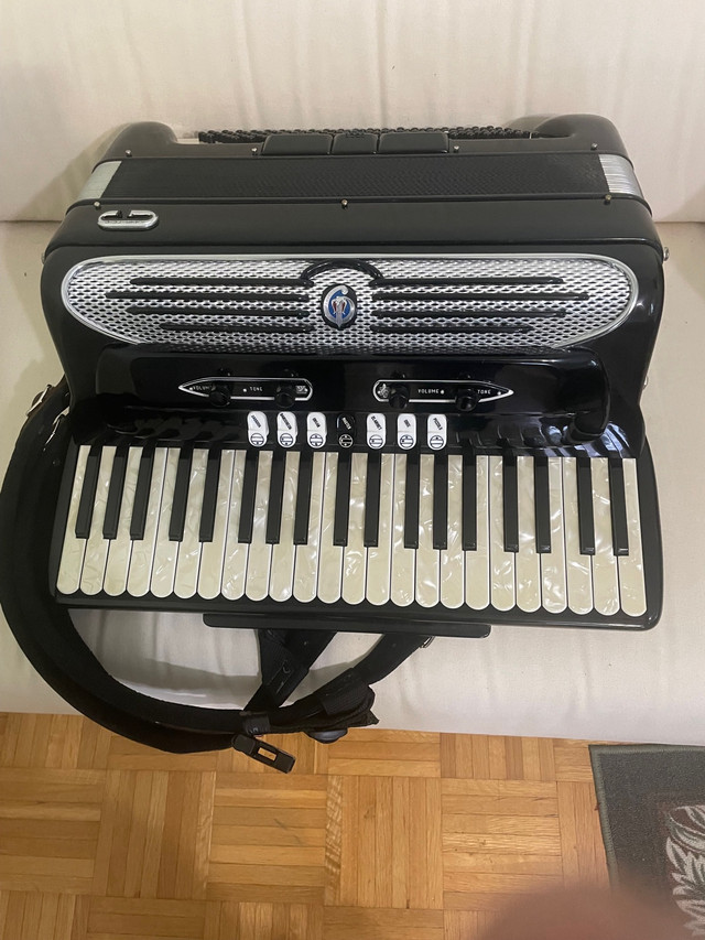 Accordion for sale GIULiETTi in Pianos & Keyboards in City of Toronto