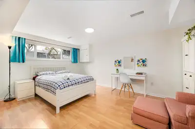 Sunlit Basement Bedroom near Finch Station