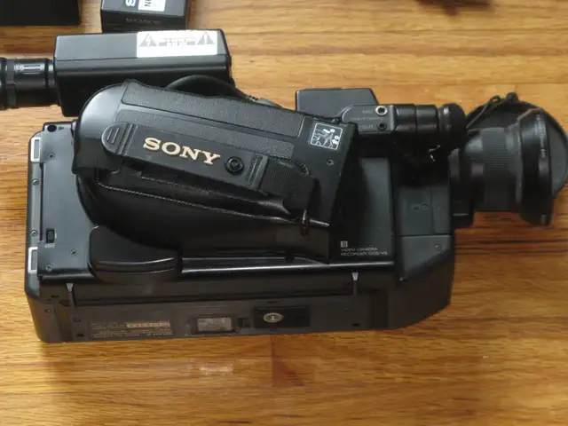Vintage Sony Video 8 Camera Recorder CCD-V5 Auto Handycam
