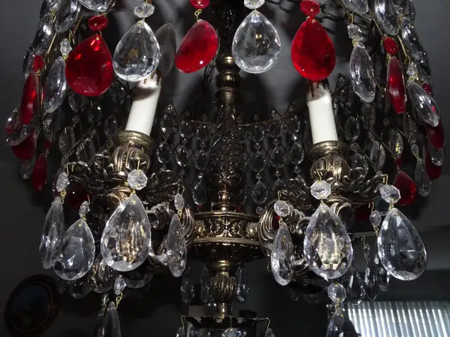 Chandelier in Indoor Lighting & Fans in City of Montréal - Image 9