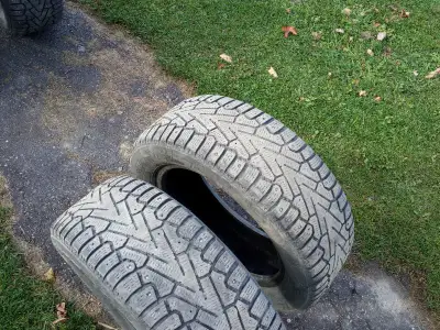 2 pneus hiver cloutés Pirelli 205/60R16 96T ICE ZERO les 2 pneus pour $65.00
