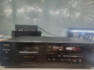 Teac V680 Cassette deck 2 motors, 3 heads, View more