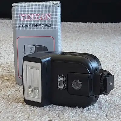 YinYan CY-20 Mini Flash Universal Speedlite: - Colour: black - With 2.5mm sync port - Adjustable fla...