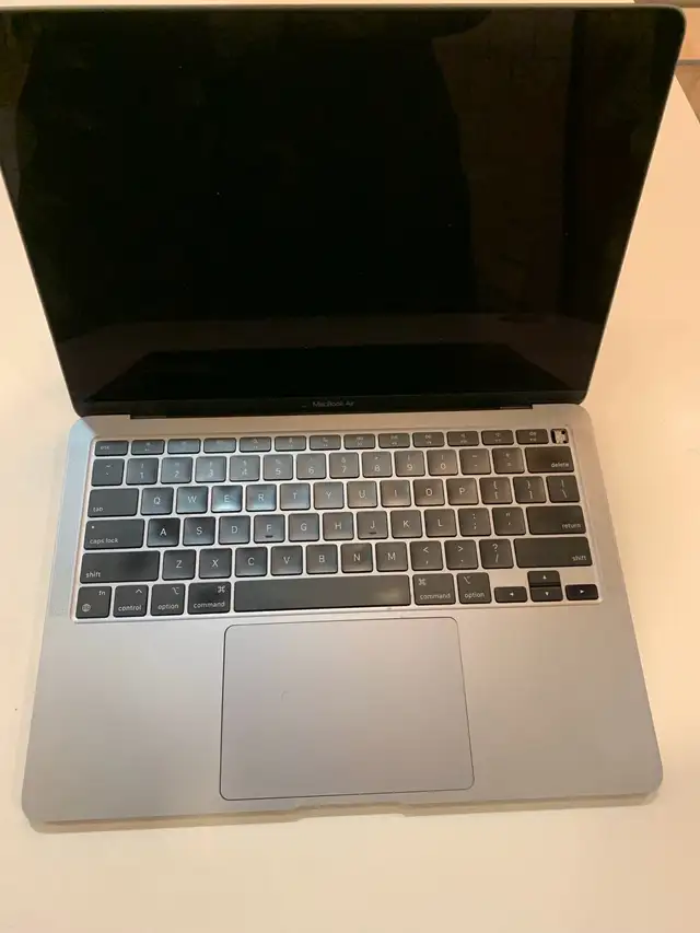 Macbook 2020 M1 406210374880481280