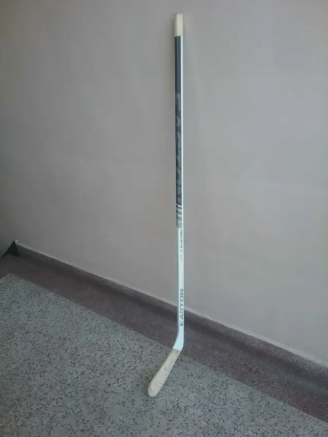Easton MAKO M5 Right Hand Hockey Stick P6 || 85 in Hockey in City of Toronto - Image 3