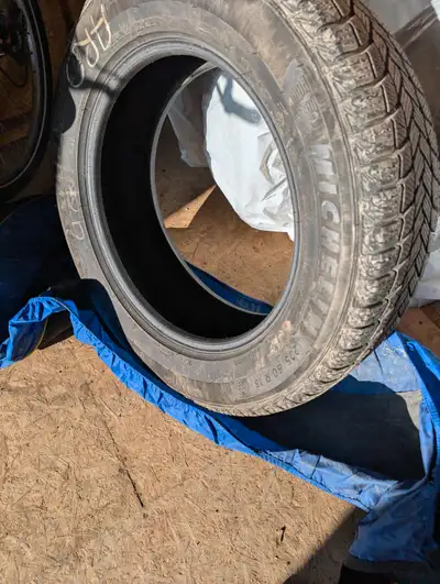 ❄️ 4 Pneus d’hiver Michelin – 225/60 R18 – 220 $ CAD À vendre 4 pneus d’hiver Michelin Ice, utilisés...