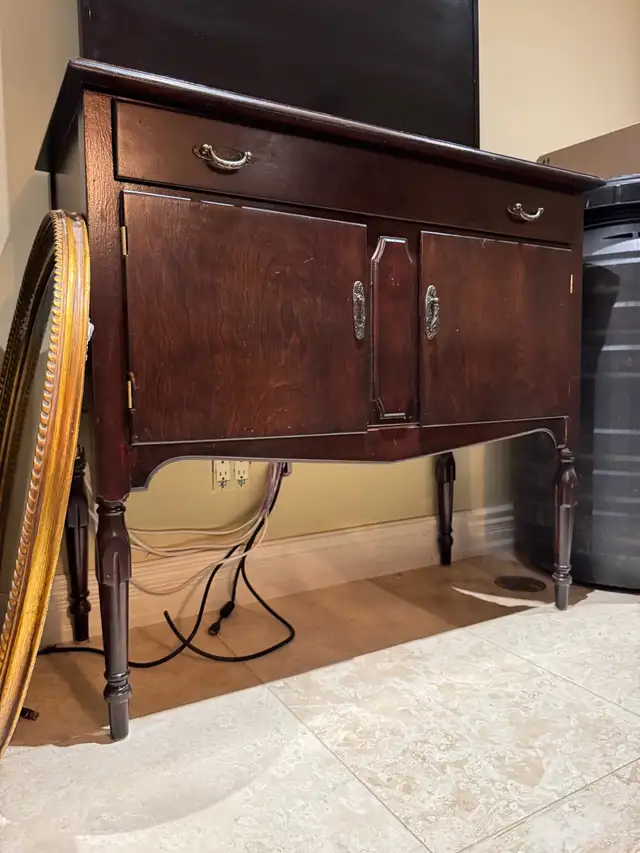 Vintage Mahogany Sideboard antique in Hutches & Display Cabinets in City of Toronto - Image 2