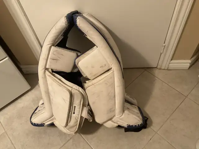Goalie pads ccm Lefebvre speed skin 28 inches just need a cleani in Hockey in Markham / York Region - Image 4