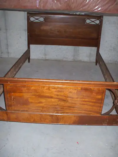SEE PHOTOS FOR THIS WOODEN DOUBLE SIZE BED FOR SALE FOR $80.00CASH PLEASE..BUYER TO PICK UP IN KINGS...