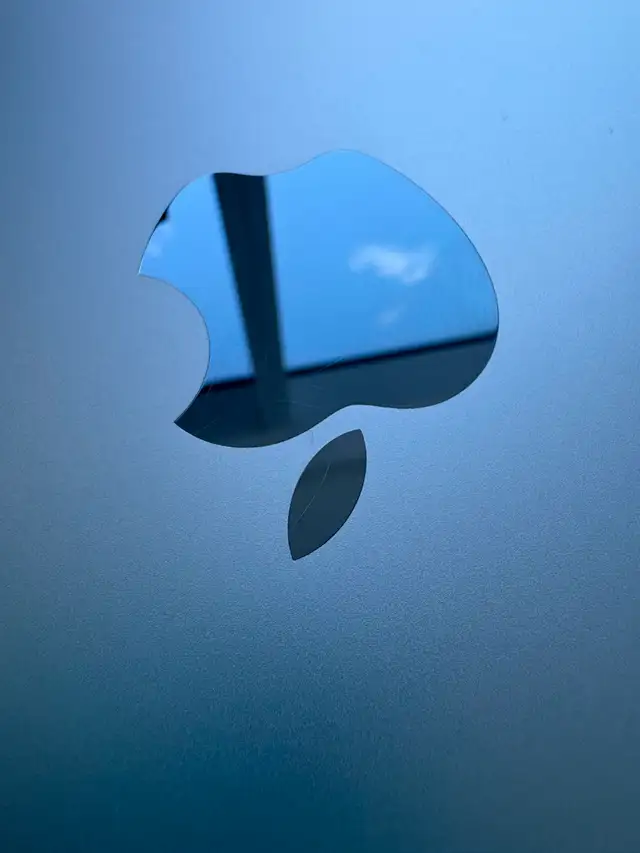 MacBook Air M4 (2025) – 13" – 16GB RAM – Like New in Laptops in City of Toronto - Image 8
