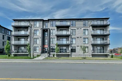 Magnifique condo de 1 004 pi² offrant 2 chambres à coucher et 2 salles de bain , situé dans un secte...