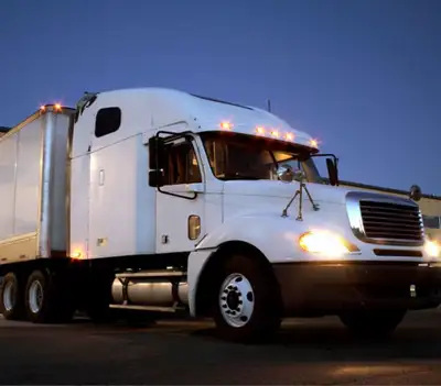 Chauffeur classe 1 / incorporer Dry Box 2 /3 AXL Maritimes / Québec / Ontario pour info Appel Mario...