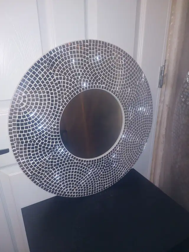 Decorative Round Mirror in Home Décor & Accents in Edmonton - Image 2