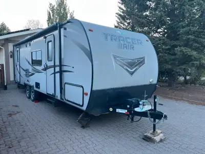 2014 Forest River Tracer Air Camper 28.5 ft living 1 queen bed 2 double bunk beds Fold down kitchen...