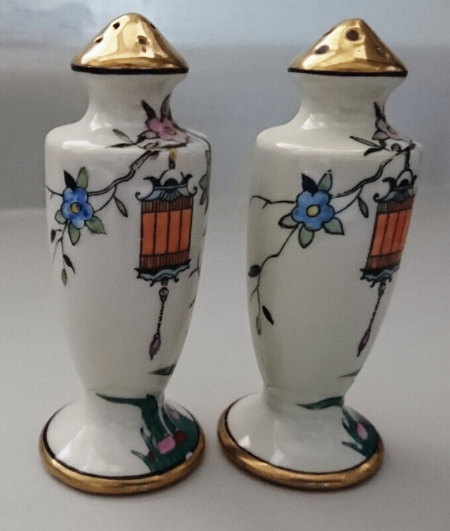 Vintage Porcelain Japanese Salt & Pepper Shakers Hand Painted in Arts & Collectibles in Oshawa / Durham Region - Image 2